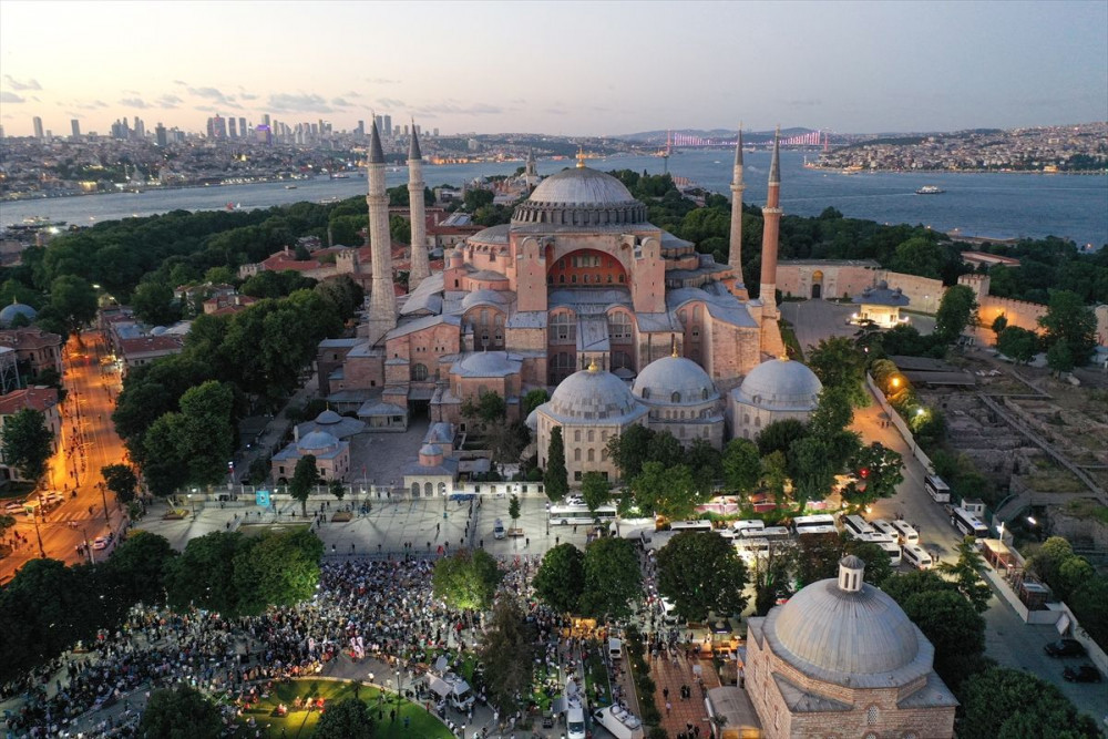 Ayasofya'nın önünde akşam namazı