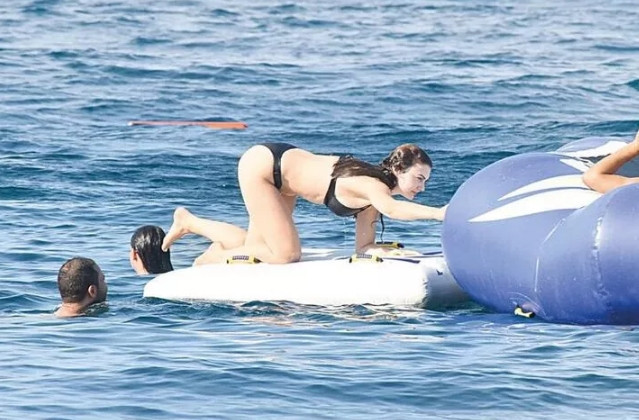 Burcu Özberk tatil pozlarıyla dikkatleri üzerine çekti - Resim: 2