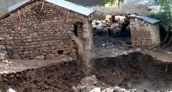 Van Erciş'te sel felaketi! 1 ayı telef oldu