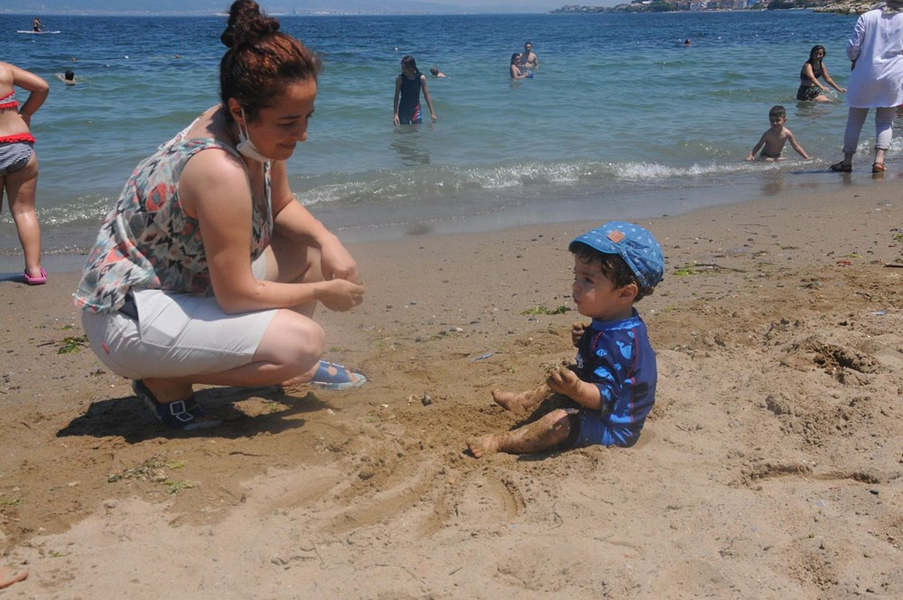 Plajlarda ''sosyal mesafesiz'' hafta sonu yoğunluğu