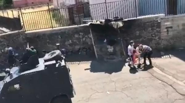 Gözü dönen baba çocuklarını rehin aldı!