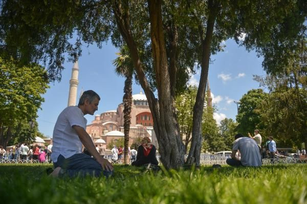 Ayasofya Camii önünde bugün!