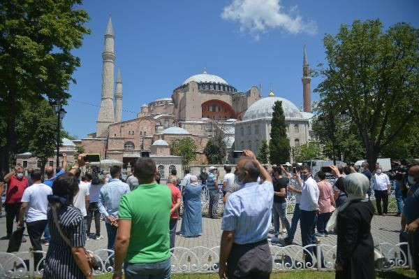 Ayasofya Camii önünde bugün!