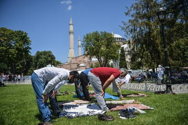 Ayasofya Camii önünde bugün!