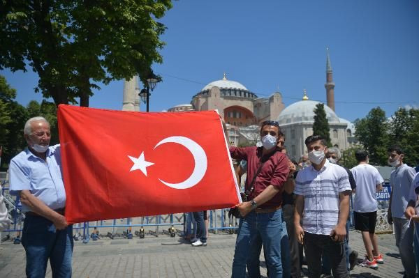 Ayasofya Camii önünde bugün!
