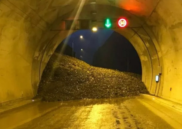 Heyelan Artvin-Erzurum karayolunu ulaşıma kapattı