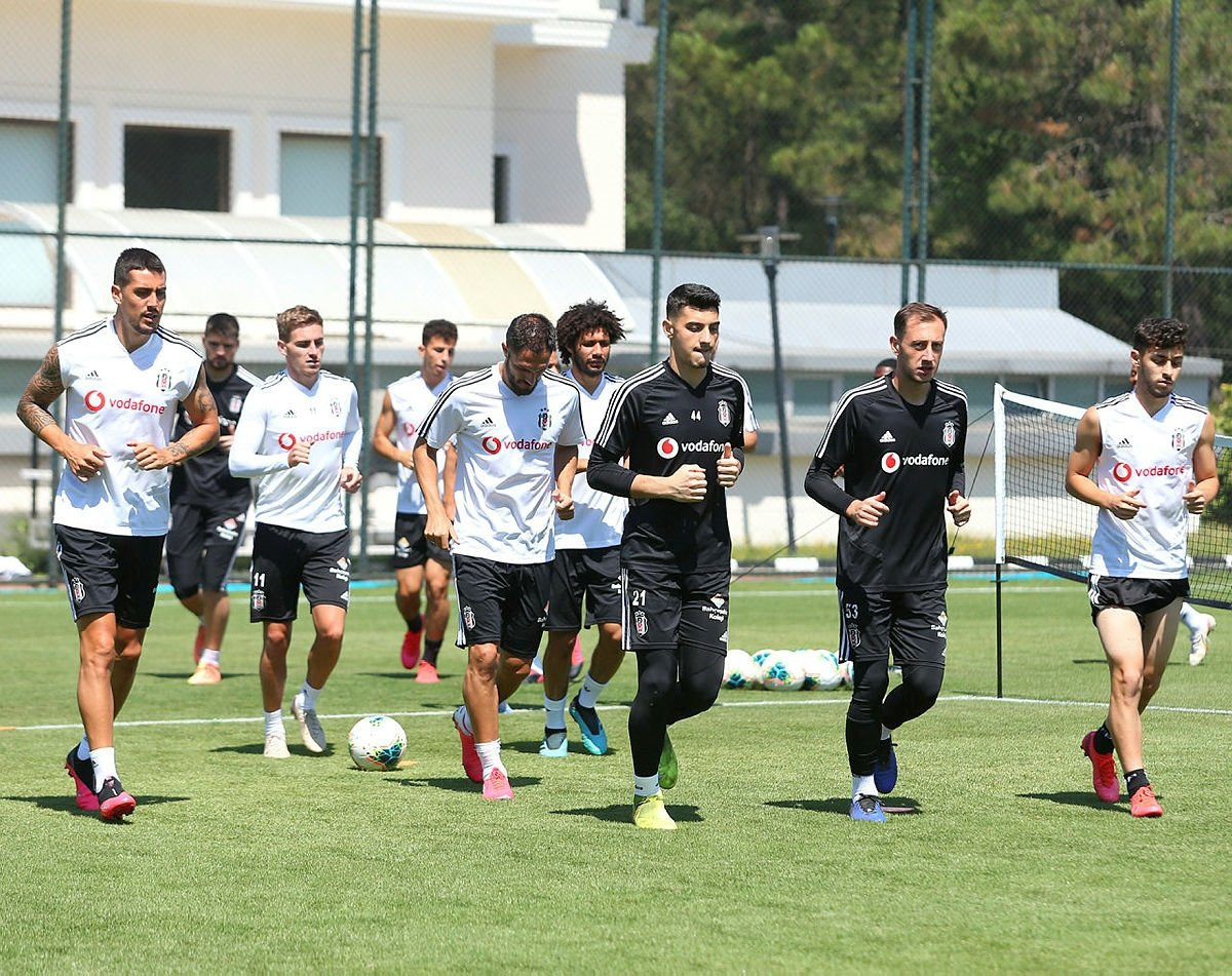 Beşiktaş'ta 2 yıldızın koronavirüs testleri yine pozitif!