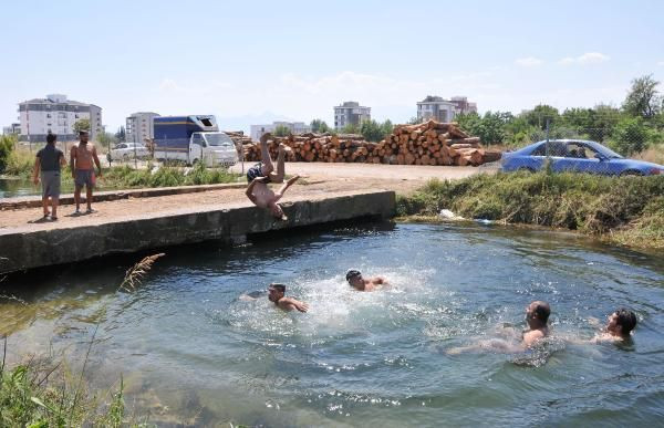 Antalya'da su yılanıyla korkutan şov