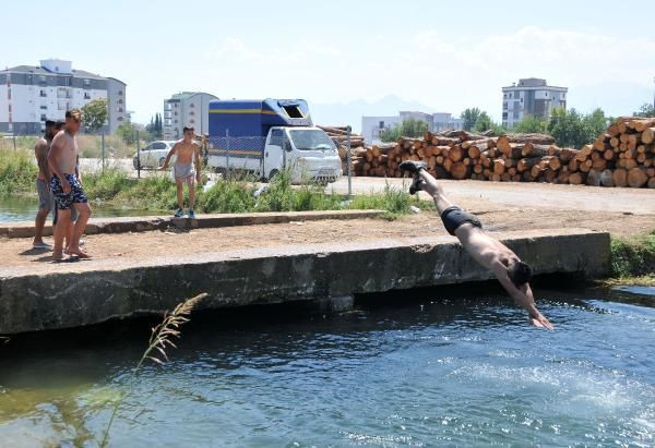 Antalya'da su yılanıyla korkutan şov
