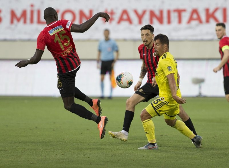Emre Belözoğlu'nun yerine sambacı geliyor