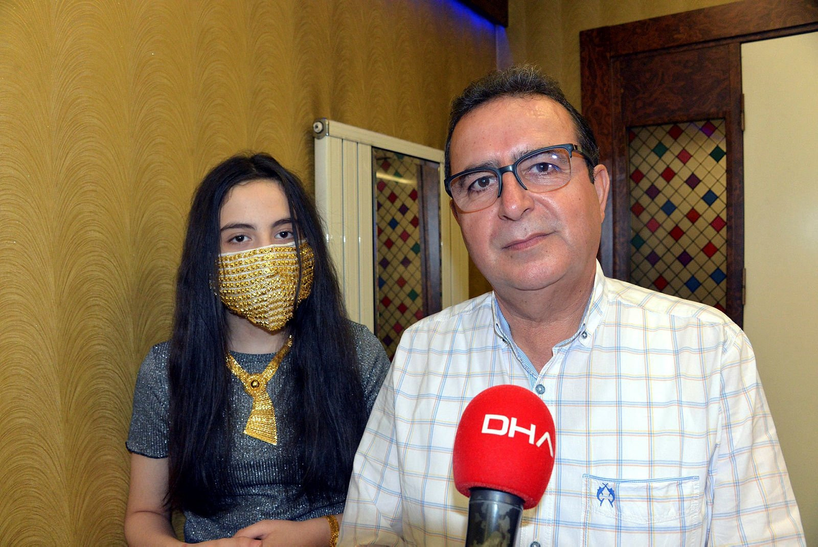 Koronavirüste gelinler için altın maske