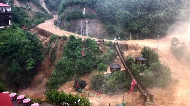 Ağaran Şelalesi taştı! Yol trafiğe kapandı