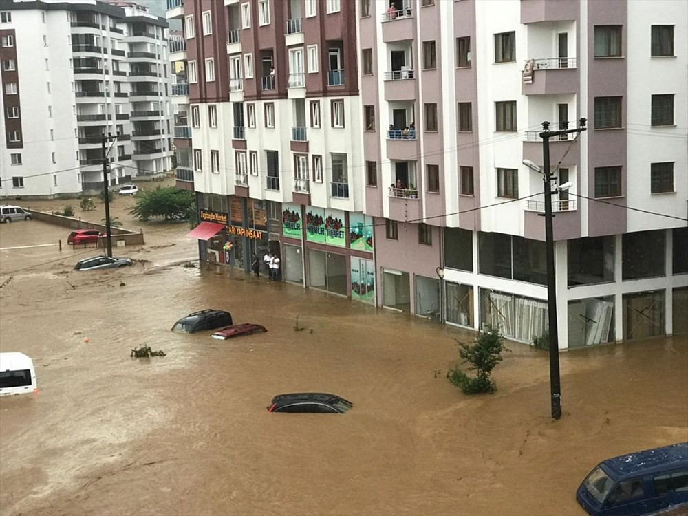Sel Rize'yi yuttu: 2 can kaybı var! Görüntüler korkunç...