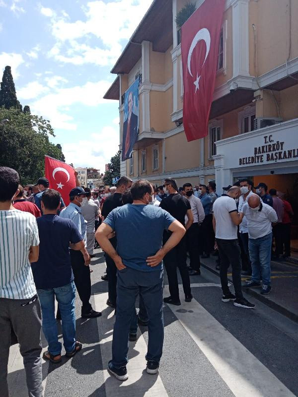 Bakırköy Belediyesi önünde gergin anlar