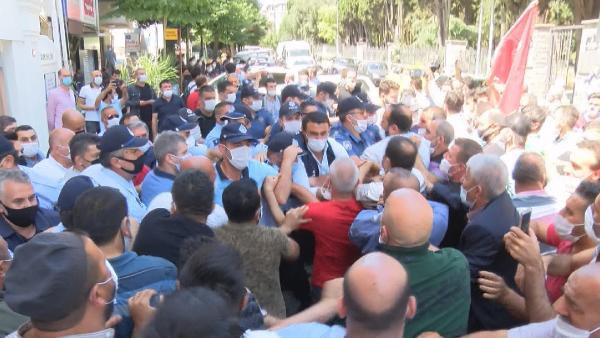 Bakırköy Belediyesi önünde gergin anlar