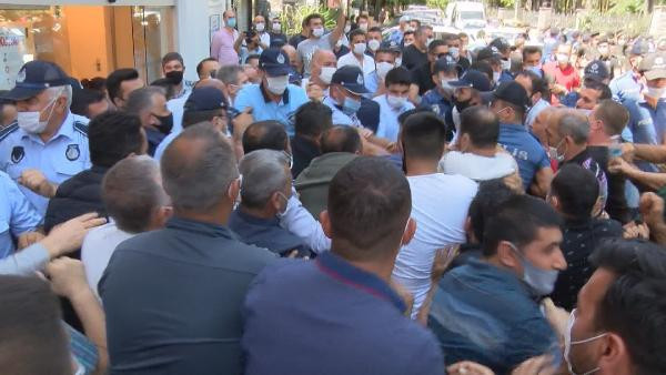Bakırköy Belediyesi önünde gergin anlar