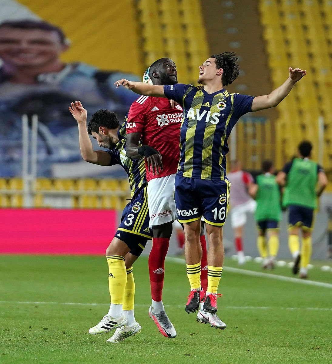 Emre Belözoğlu ve Volkan Demirel'den 2 yıldıza tepki!