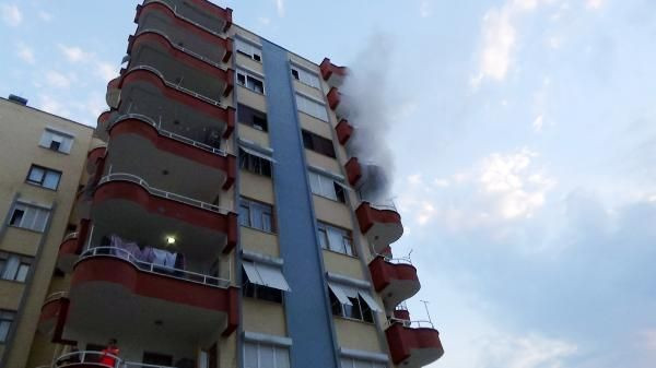 Boşanma aşamasındaki eşinin eşyalarını balkonda yaktı