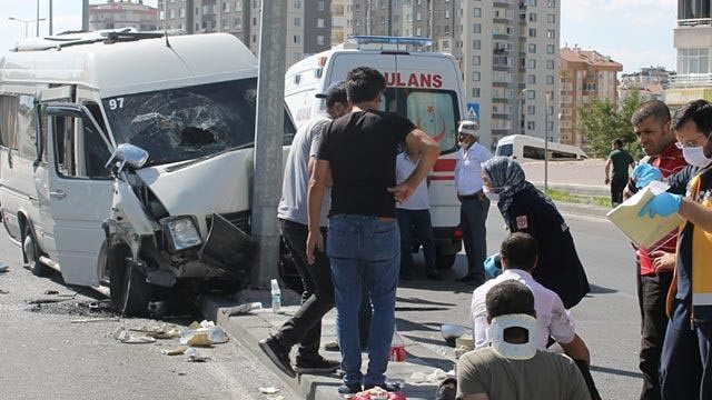 Kayseri'de kamyon, minibüse çarptı: 10 yaralı