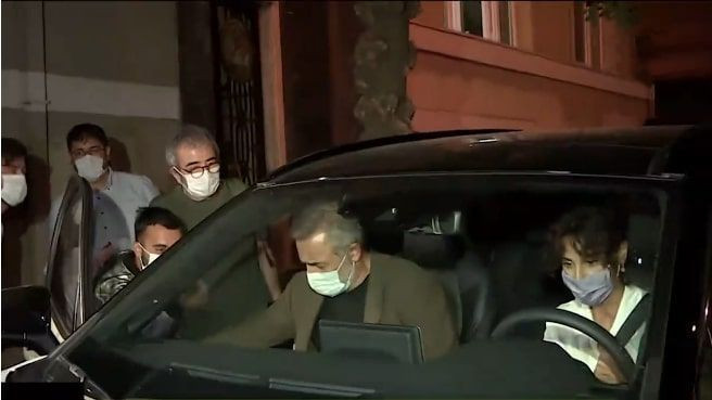 Ünlü çift polis çevirmesine takılınca gergin anlar yaşandı