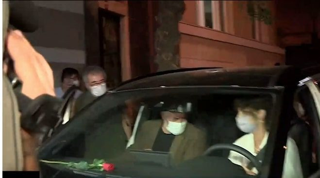 Ünlü çift polis çevirmesine takılınca gergin anlar yaşandı