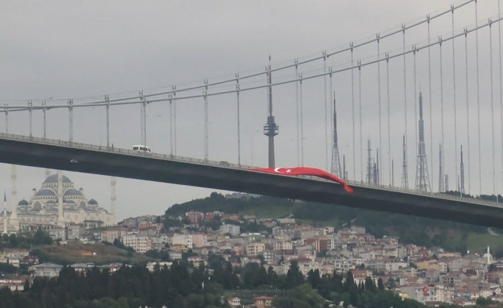 15 Temmuz Şehitler Köprüsü'ne dev Türk bayrağı