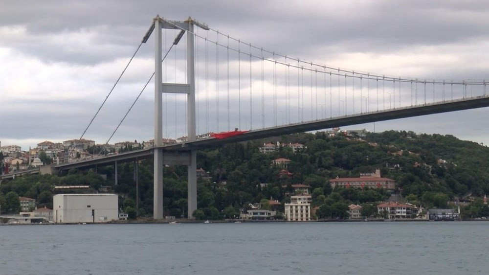 15 Temmuz Şehitler Köprüsü'ne dev Türk bayrağı - Resim: 1