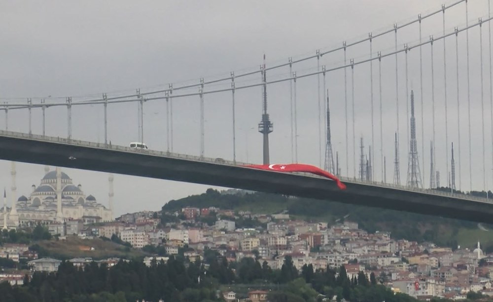 15 Temmuz Şehitler Köprüsü'ne dev Türk bayrağı - Resim: 2