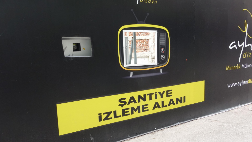Vatandaş inşaatı rahatça izleyebilsin diye paravana delik açtılar