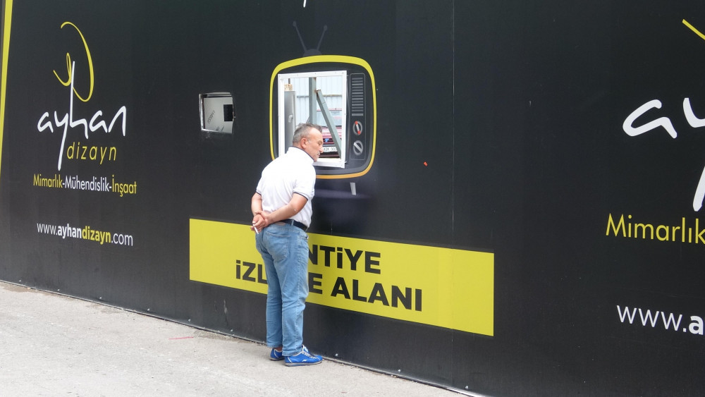 Vatandaş inşaatı rahatça izleyebilsin diye paravana delik açtılar