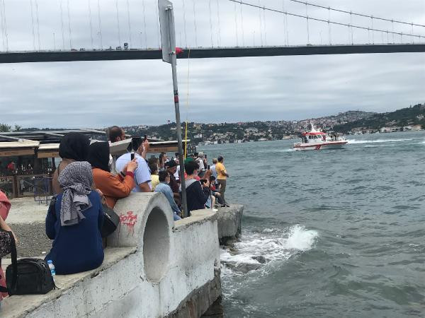 İstanbul Boğazı'nda saygı geçişi