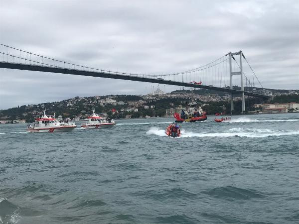 İstanbul Boğazı'nda saygı geçişi