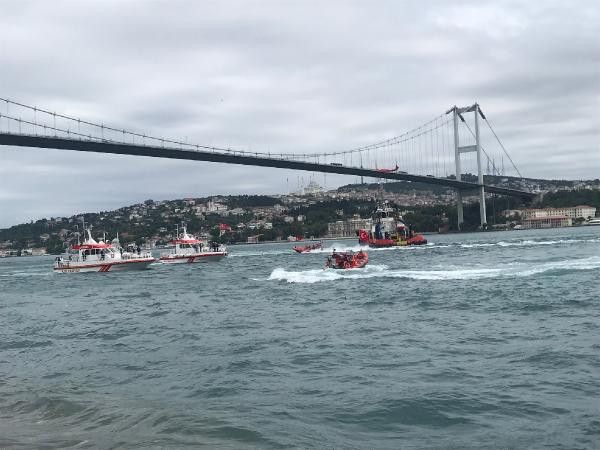 İstanbul Boğazı'nda saygı geçişi