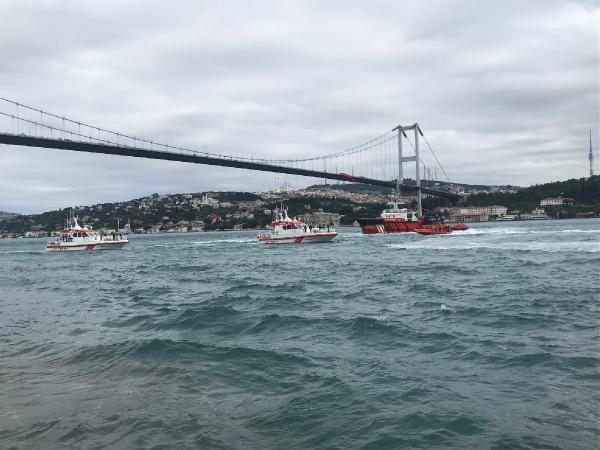 İstanbul Boğazı'nda saygı geçişi