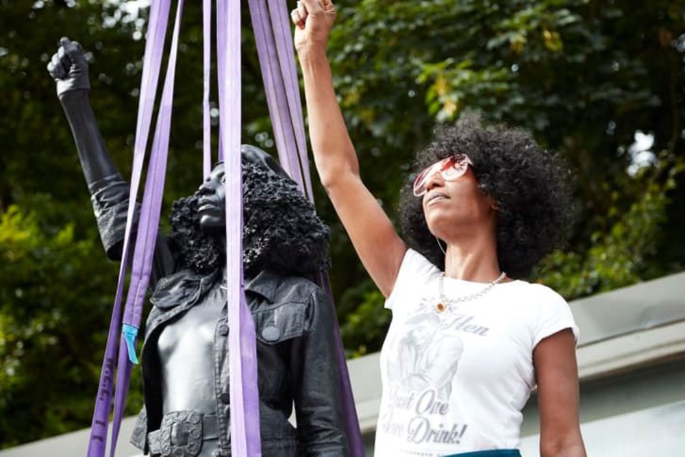 Köle taciri heykelini yıkıp, Black Lives Matter heykelini diktiler