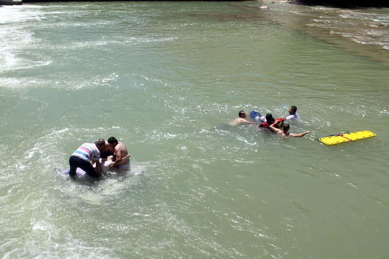 Bayburt'ta bir cip Çoruh Nehri'ne devrildi: 6 yaralı