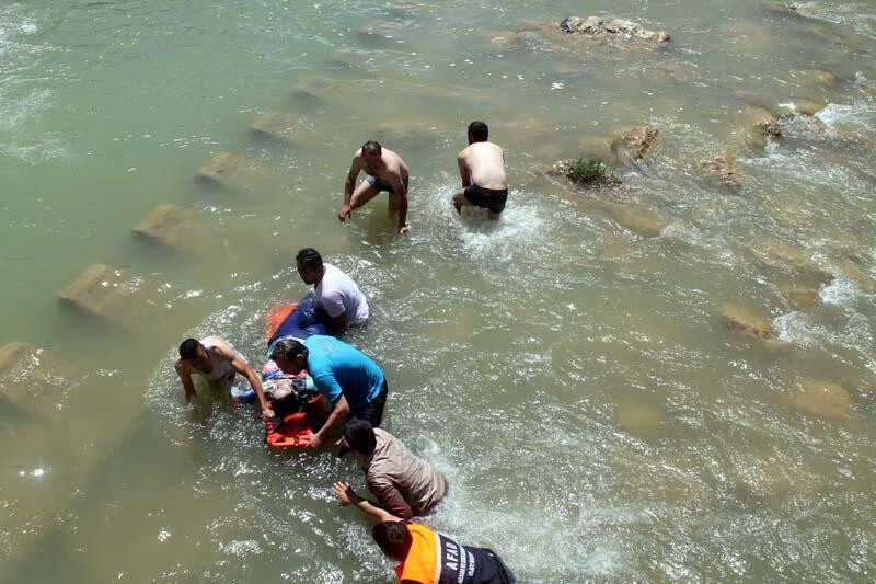 Bayburt'ta bir cip Çoruh Nehri'ne devrildi: 6 yaralı