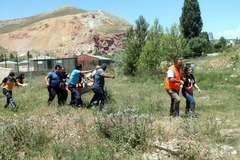 Bayburt'ta bir cip Çoruh Nehri'ne devrildi: 6 yaralı