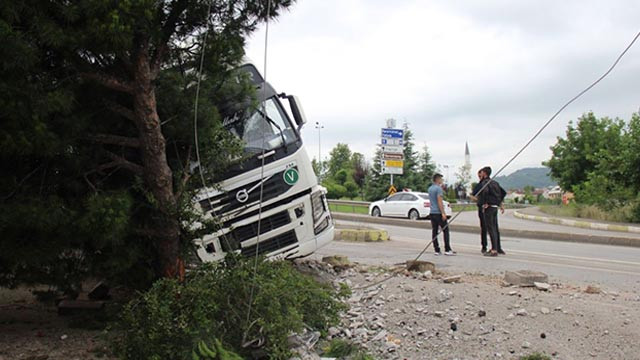 Kontrolden çıkan TIR, elektrik direğini yıktı