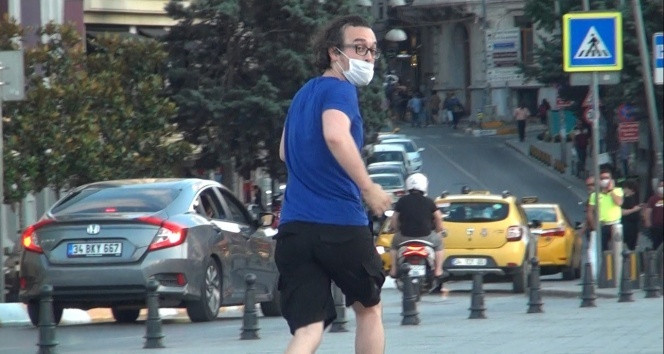 Taksim'de vatandaşın sokak köpeğiyle imtihanı kamerada