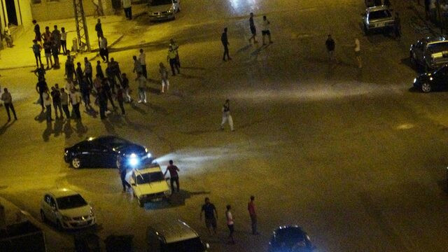 Gençlerin kavgası mahalleyi savaş alanına çevirdi
