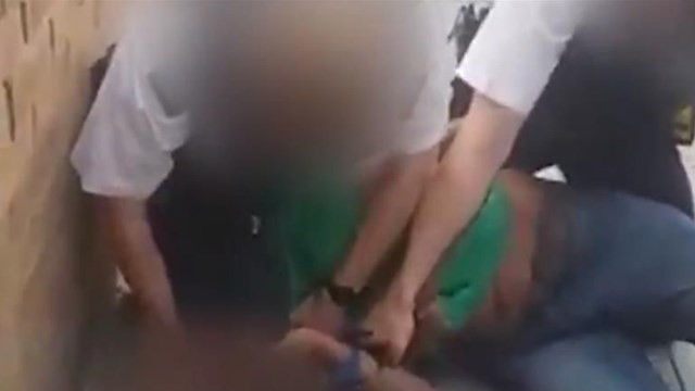İngiltere'de polis şiddeti saniye saniye kamerada