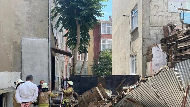 Üsküdar'da 2 katlı ahşap binada çökme meydana geldi 