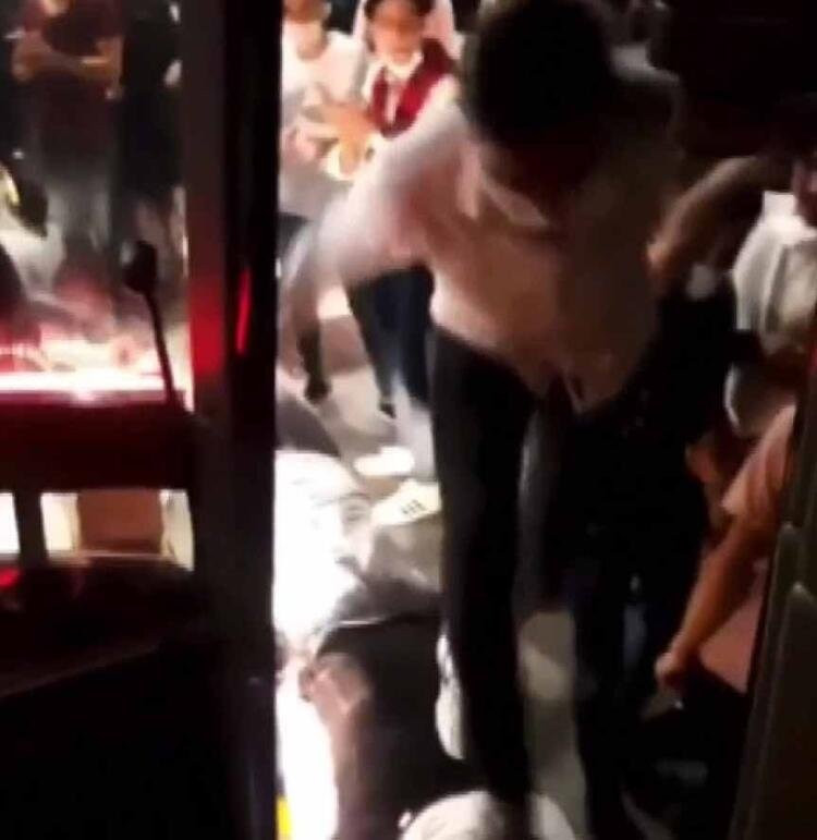 Asker uğurlamasında sosyal mesafeyi hiçe sayıp, 'uzun eşek' oynadılar