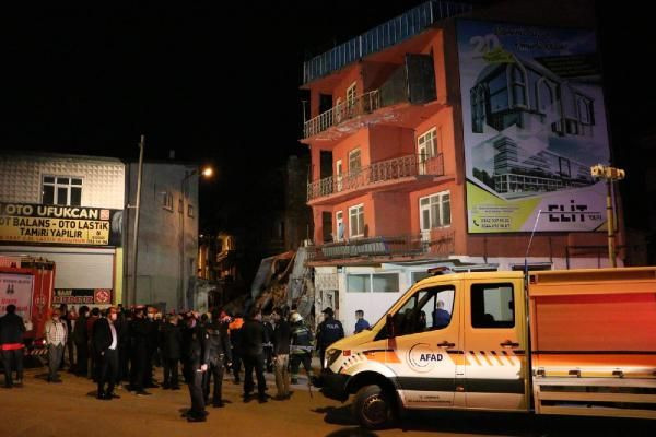 Erzurum'da 5 katlı bina çöktü
