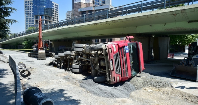 İstanbul'da yol çöktü! Korkunç görüntü