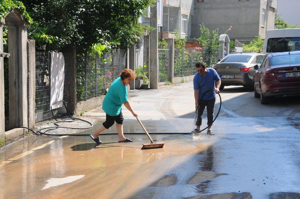 Kocaeli Gebze'de su borusu patladı, evleri su bastı