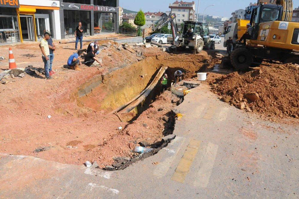 Kocaeli Gebze'de su borusu patladı, evleri su bastı