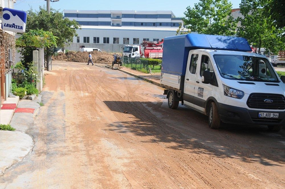 Kocaeli Gebze'de su borusu patladı, evleri su bastı