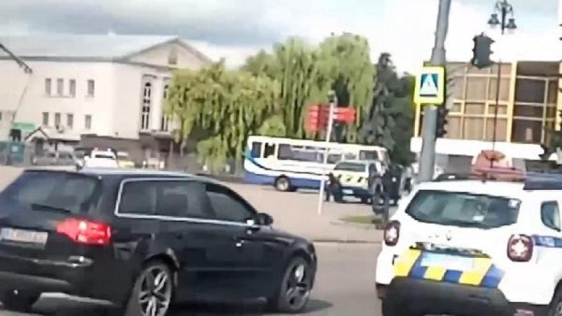 Otobüste rehine krizi! Elinde bomba ve silahıyla dehşet saçtı